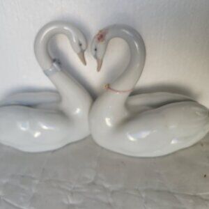 LLADRO "ENDLESS LOVE" HEART KISSING SWANS #6585 GLOSSY 5 1/4" TALL FIGURINE